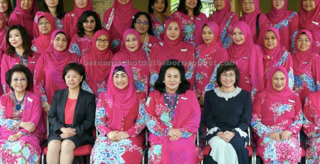 UNTUK ALBUM: Rosmah (depan tiga, kanan) bergambar bersama anggota-anggota BAKTI ketika menghadiri Mersyuarat Agung Bakti Ke-41 di Bangunan Bakti Siti Hasmah semalam. — Gambar Bernama