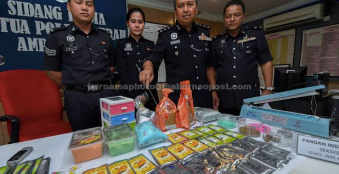 JUS KHAYAL: Hamzah (dua kanan) menunjukkan peket kecil yang terpapar gambar buah-buahan seperti ekstrak minuman tetapi adalah jus khayal mengandungi ekstasi, pada sidang media di Ibu Pejabat Polis Daerah Ampang Jaya, Kuala Lumpur, semalam. — Gambar Bernama