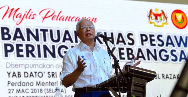 Najib berucap pada majlis pelancaran bantuan khas pesawah peringkat kebangsaan di Pusat Pertumbuhan Desa Sungai Korok, Alor Biak hari ini. - Foto BERNAMA
