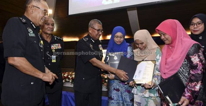 APA KHABAR?: Mohamad Fuzi (tiga kiri) beramah mesra dengan para penerima Anugerah Perkhidmatan Cemerlang kategori Orang Awam pada Majlis Anugerah Perkhidmatan Cemerlang Polis Diraja Malaysia di Bukit Aman dekat Kuala Lumpur, semalam. Turut hadir, Timbalan Ketua Polis Negara Tan Sri Noor Rashid Ibrahim (dua, kiri) serta Pengarah Pengurusan Polis Diraja Malaysia, Datuk Seri Abdul Ghafar Rajab (kiri). — Gambar Bernama