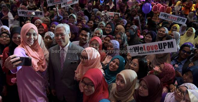 UNTUK ALBUM: Idris (dua kiri) berswafoto bersama pelajar pada Program ‘Keeping In Touch - #Mywomen In Higher Education’ di Dewan Besar Pusat Kebudayaan dan Kesenian Sultan Salahuddin Abdul Aziz Shah Universiti Putra Malaysia (UPM) semalam. Turut sama Aida Fitri (kiri). — Gambar Bernama