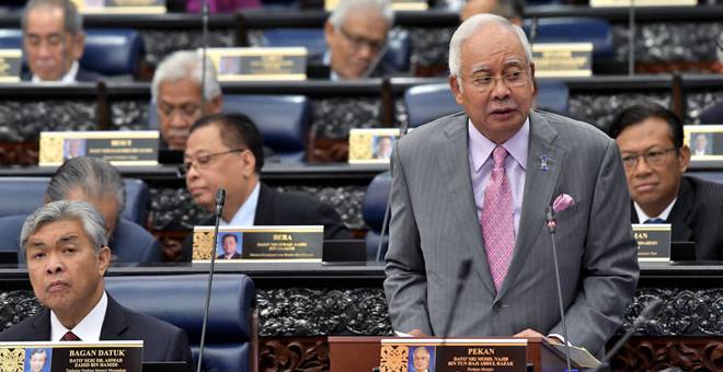 BENTANG: Najib (kanan) membentangkan usul kajian semula persempadanan kawasan pilihan raya pada persidangan Dewan Rakyat di Bangunan Parlimen semalam. — Gambar Bernama