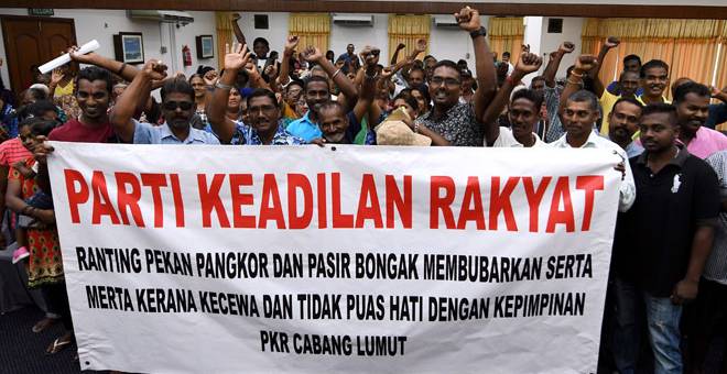 KELUAR PARTI: Sebahagian daripada 250 bekas ahli Parti Keadilan Rakyat (PKR) Ranting Pekan Pangkor dan Pasir Bogak menunjukkan kain rentang bagi menunjukkan rasa tidak puas hati dengan parti tersebut selepas bertindak keluar parti semalam. — Gambar Bernama