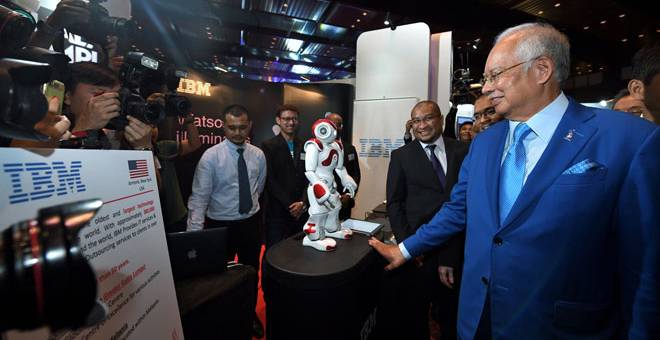 TARIK PERHATIAN: Najib tertarik melihat robot yang dipamerkan sempena ‘InvestKL Annual Ministerial Event’ 2018 di ibu negara semalam. — Gambar Bernama