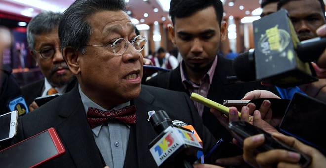 ULAS: Pandikar mengulas mengenai tindakan Lim yang masih hadir ke sidang Dewan Rakyat semalam walaupun digantung selama enam bulan mulai kelmarin. — Gambar Bernama