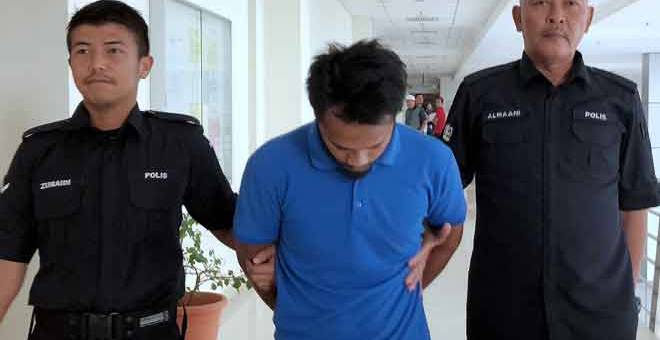 CEDERAKAN RAKAN: Muhammad Khairul (tengah) dijatuhi hukuman penjara 18 tahun oleh Mahkamah Sesyen di Klang, semalam. — Gambar Bernama