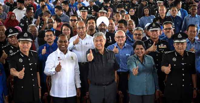 PERASMIAN: Zahid bergambar pada majlis perasmian Hari Penjara dan Agensi Anti Dadah Kebangsaan (AADK) di Arena Merdeka, Tapah, semalam. — Gambar Bernama