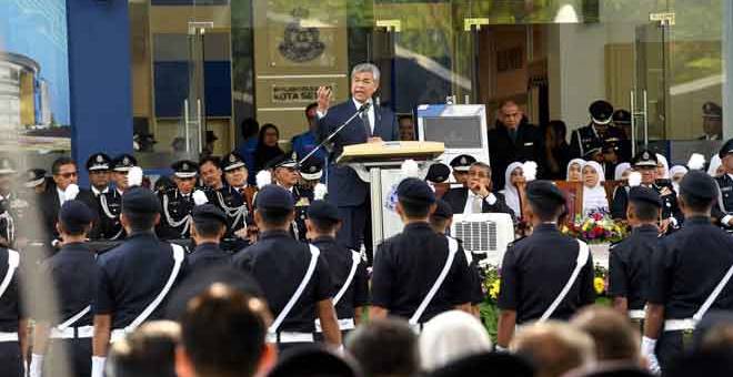 AMANAT: Zahid menyampaikan ucapan pada Majlis Perasmian Ibu Pejabat Polis Daerah Kota Setar, Alor Setar semalam. Turut hadir Ahmad Bashah, Mohamad Fuzi, Noor Rashid dan Zainal. — Gambar Bernama