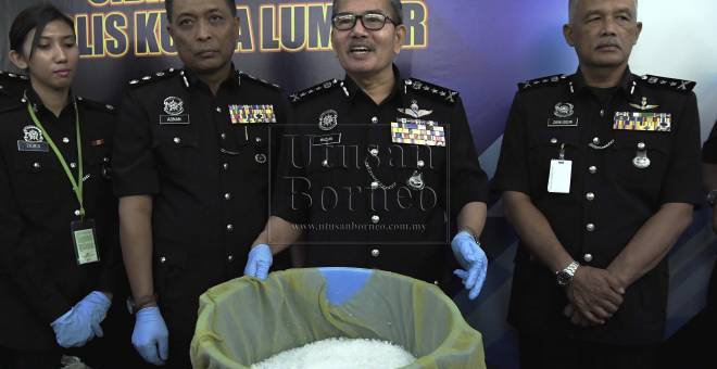 Mazlan (dua kanan) menunjukkan dadah yang dirampas pada sidang akhbar di Ibu Pejabat Polis Kontinjen Kuala Lumpur hari ini. - Foto BERNAMA