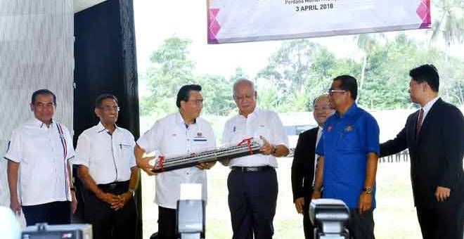 CENDERAHATI: Najib menerima cenderahati daripada Liow selepas menyempurnakan majlis                Pecah Tanah Projek ETS Gemas ke Johor Bahru di Segamat semalam. — Gambar Bernama