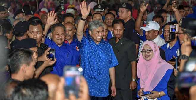 LAMBAIAN MESRA: Ahmad Zahid melambai tangan ketika hadir bagi merasmikan Majlis Pemimpin Bersama Rakyat di SMK Mengkebang di Kuala Krai semalam. — Gambar Bernama