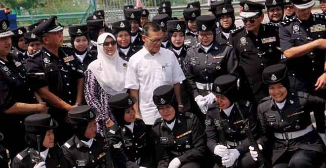 ERAT SILATURAHIM: Adnan (tengah) beramah mesra dengan sebahagian anggota polis semasa hadir pada Majlis Ramah Mesra Bersama Warga PDRM Negeri Pahang di Kompleks Logistik dan Perumahan PDRM Alor Akar, di Kuantan semalam. — Gambar Bernama