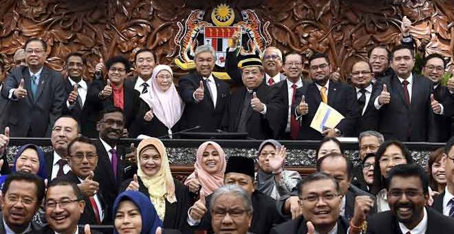 UNTUK ALBUM: Pandikar bergambar bersama anggota Dewan Rakyat selepas menangguhkan Mesyuarat Pertama Penggal Keenam Parlimen ke-13 di Dewan Rakyat semalam. — Gambar Bernama