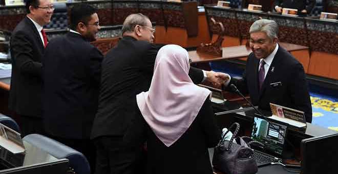 DITANGGUH: Zahid bersama Wan Azizah, Kit Siang dan Guan Eng selepas penangguhan persidangan Dewan Rakyat di Parlimen semalam. — Gambar Bernama