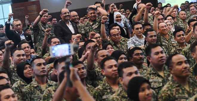 PRIHATIN: Ali Hamsa bergambar bersama anggota tentera pada Program Sesi Dialog KSN bersama warga Angkatan Tentera Malaysia di Akademi Latihan Tentera Darat, Kem Segenting semalam. — Gambar Bernama