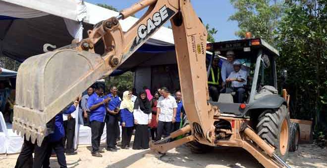 PERASMIAN: Dr S. Subramaniam bersama Menteri Kerja Raya Datuk Seri Fadillah Yusof menyempurnakan majlis pecah tanah pada Majlis Penyerahan Surat Setuju Terima dan Permulaan Projek National Centre For Food Safety (NCFS) di Taman Mawar Bandar Baru Salak Tinggi semalam. — Gambar Bernama