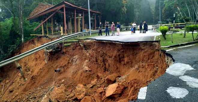 DITUTUP: Orang ramai melihat sebahagian jalan utama ke Institut Aminuddin Baki (IAB), Genting Highlands dekat Betong yang runtuh awal pagi semalam. — Gambar Bernama