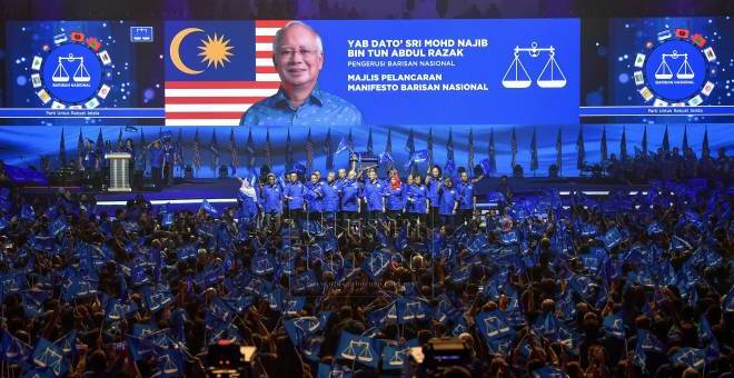 Najib melambai tangan pada pelancaran Manifesto BN untuk PRU14 yang bertemakan 'Bersama BN Hebatkan Negaraku' di Stadium Axiata Arena Bukit Jalil, malam ini. - Gambar BERNAMA