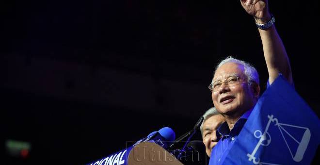 Najib menyampaikan ucapan pada Majlis Pelancaran Manifesto BN bagi PRU14 di Axiata Arena Bukit Jalil, malam ini. - Gambar BERNAMA