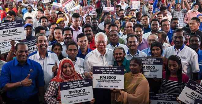 PELANCARAN SKIM: Najib bersama orang ramai selepas melancarkan Skim Pelaburan Khas Masyarakat India B40 di Projek Perumahan Rakyat (PPR) Kerinchi di Kuala Lumpur, semalam. — Gambar Bernama