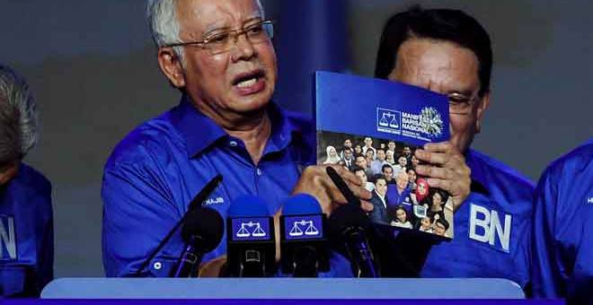 TERBAIK: Najib menunjukkan buku Manifesto BN pada Pelancaran Manifesto Pilihan Raya Umum Ke-14 ‘Bersama Barisan Nasional Hebatkan Negaraku’ di Stadium Axiata Arena malam semalam. — Gambar Bernama