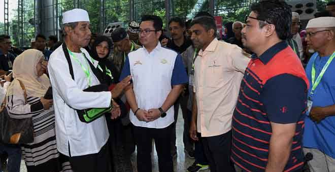 RAMAH MESRA: Rizal (empat kiri) beramah mesra dengan bekas pemain bola sepak negara Syed Ahmad Abu Bakar pada Majlis Pelepasan Jemaah Umrah Penggiat Seni di Lapangan Terbang Antarabangsa Kuala Lumpur dekat Sepang, semalam. — Gambar Bernama