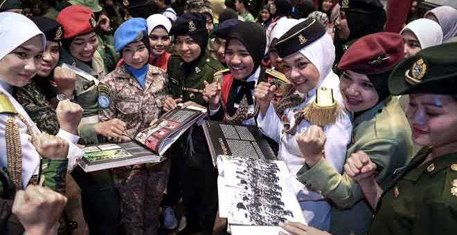 MANTAP: Pegawai dan anggota wanita Tentera Darat Malaysia melihat Buku Srikandi pada pelancaran buku tersebut dan perjumpaan Wanita Tentera Darat di Wisma Pertahanan dekat Kuala Lumpur, semalam. — Gambar Bernama
