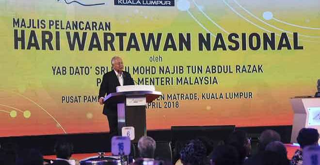 BERUCAP: Najib berucap pada majlis pelancaran Hari Wartawan Nasional di Pusat Pameran dan Konvensyen Matrade dekat Kuala Lumpur, semalam. — Gambar Bernama