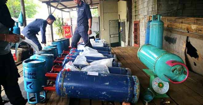 HASIL RAMPASAN: KPDNKK Johor Bahru membuat dua serbuan berasingan di Johor Bahru dan Kulai dan merampas lebih 800 unit tong gas LPG seberat 12 hingga 50 kilogram serta sebuah lori dan pelbagai peralatan lain pada minggu lepas dan semalam. — Gambar Bernama