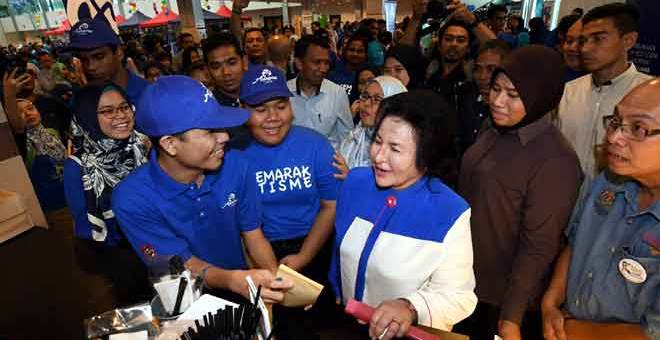 TURUN PADANG: Rosmah ketika melawat tapak karnival pada Karnival Semarak Autisme 2018 di Kuala Lumpur, semalam. — Gambar Bernama