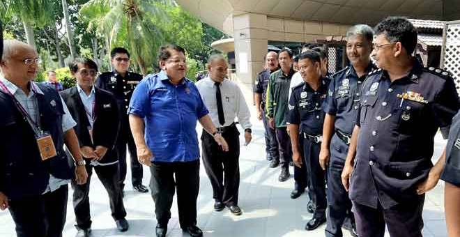 TINJAU: Tengku Adnan meninjau proses pengundian awal yang dijalankan di Ibu Pejabat Polis Daerah (IPD) Putrajaya dekat Putrajaya, semalam. — Gambar Bernama