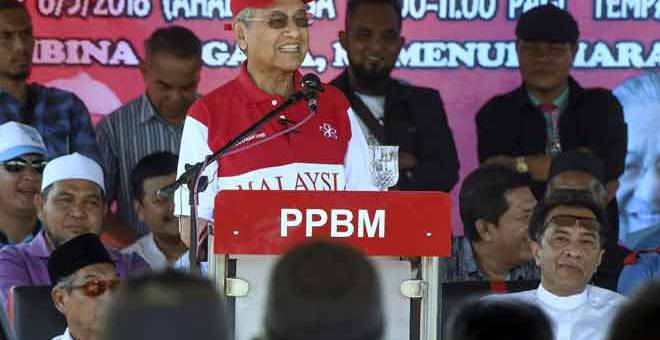 BERUCAP: Dr Mahathir berucap pada Program Santai Bersama Tun M di Taman Anggerik depan Kem Desa Pahlawan, Kok Lanas semalam. — Gambar Bernama
