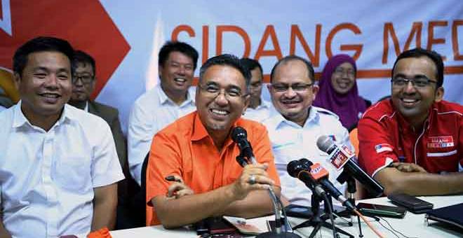 CERIA: Adly (dua kiri) ceria pada sidang media mengenai calon Ketua Menteri di pejabatnya                          di Bukit Katil di Melaka semalam. — Gambar Bernama