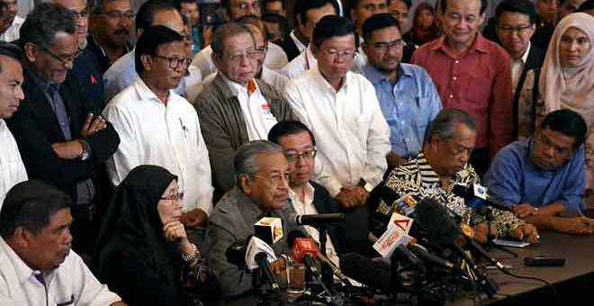 SIDANG MEDIA: Dr Mahathir (duduk tiga kiri) pada sidang media PPBM mengenai Pilihan Raya Umum Ke-14 semalam. — Gambar Bernama