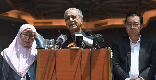 Tun Dr Mahathir ketika sidang media selepas mempengerusikan Mesyuarat Majlis Presiden Pakatan Harapan di Yayasan Al-Bukhary hari ini. - Gambar Bernama.
