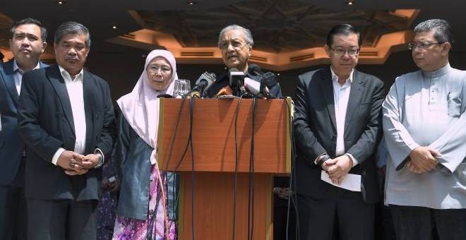 Tun Dr Mahathir ketika sidang media selepas mempengerusikan Mesyuarat Majlis Presiden Pakatan Harapan di Yayasan Al-Bukhary hari ini. - Gambar Bernama.