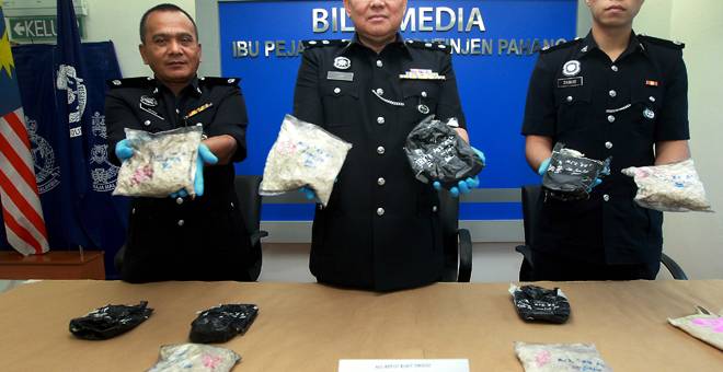 OPERASI: Lam (tengah) bersama pegawai menunjukkan dadah dipercayai jenis heroin seberat 2.27 kilogram pada sidang media di Kuantan, semalam.  — Gambar Bernama