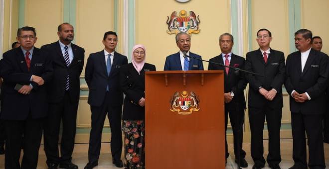   Dr Mahathir (lima, kiri) ketika sidang media selepas mempengerusikan Mesyuarat Jemaah Menteri kali pertama hari ini. Turut kelihatan (dari kiri) Salahuddin, Gobind, Azmin, Dr Wan Azizah, Muhyiddin, Guan Eng dan Mohamad Sabu. - Foto BERNAMA