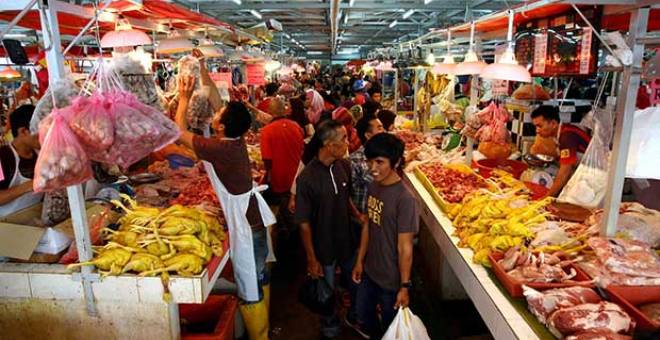 Pasar Chow Kit sesak dengan pengunjung menjelang sambutan Hari Raya Aidilfitri - Foto fail BERNAMA