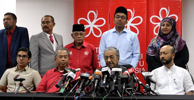 JAMIN KEBEBASAN: Dr Mahathir ketika bercakap pada sidang media selepas mempengerusikan Mesyuarat Pimpinan Tertinggi PPBM di Kuala Lumpur semalam. — Gambar Bernama