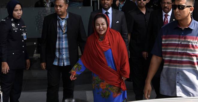 BERI KETERANGAN: Rosmah keluar dari Ibu Pejabat Suruhanjaya Pencegahan Rasuah Malaysia (SPRM) selepas selesai memberi keterangan kepada suruhanjaya itu berhubung siasatan kes SRC International Sdn Bhd di Putrajaya, semalam. — Gambar Bernama