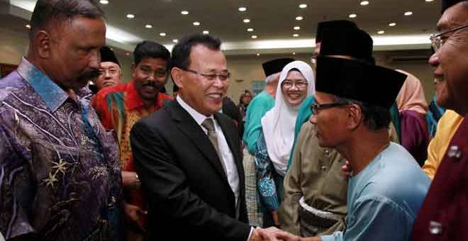 BERAMAH MESRA: Osman (dua kiri) beramah mesra bersama ahli Persatuan Pesara Kerajaan                Malaysia (PPKM) Negeri Johor selepas merasmikan Majlis Perasmian Mesyuarat Perwakilan                     Tahunan Kali Ke-20 PPKM Bahagian Negeri Johor di Johor Bahru semalam. — Gambar Bernama