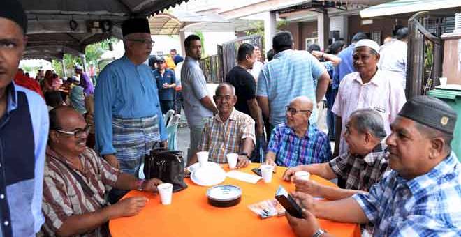 RAI BERSAMA: Mahfuz (dua kiri) beramah mesra dengan tetamu pada Majlis Kesyukuran dan Sambutan Aidilfitri di kediamannya Taman Al Walid, di Alor Setar semalam. — Gambar Bernama