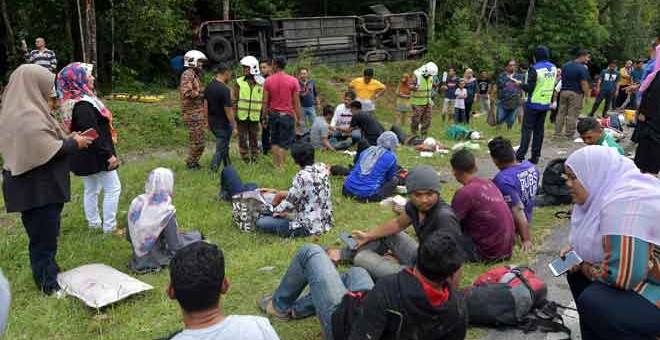 KEMALANGAN: Antara penumpang bas yang mengalami kecederaan selepas bas ekspres yang dinaiki mereka terlibat dalam satu kemalangan di Kilometer 24 Jalan Raya Timur-Barat (JRTB) Gerik-Jeli semalam. — Gambar Bernama