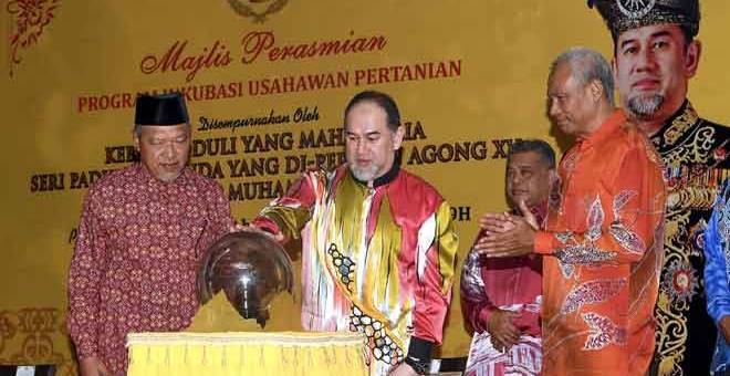 RASMI: Sultan Muhammad V (tengah) berangkat pada Majlis Perasmian Program Inkubasi Usahawan Pertanian di Kota Bharu semalam. Turut hadir Ahmad (kiri) dan Musa Hassan (kanan). — Gambar Bernama