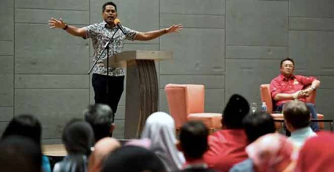 BENTANG VISI: Khairy menerangkan visi dan misinya kepada para perwakilan sewaktu mengadakan pertemuan dengan lima Bahagian UMNO di Sandakan semalam. Turut hadir Abdul Rahman Dahlan (kanan). — Gambar Bernama