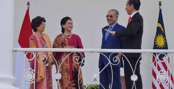 MESRA: Dr Mahathir (dua kanan) dan isteri Dr Siti Hasmah (kiri) berbual bersama Joko (kanan) dan isteri Iriana di Barandah Talk, Istana Presiden Bogor sempena lawatan rasmi dua hari beliau ke Indonesia, Jakarta, semalam. — Gambar Bernama