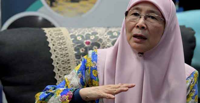 HUKUMAN LAIN: Wan Azizah ketika sidang media pada Majlis Perasmian Mesyuarat Agung Tahunan Awqaf Holdings Berhad Kali Ke-5 dan Majlis Pelancaran EduWAQF di Pusat Konvensyen Bangi, semalam. — Gambar Bernama