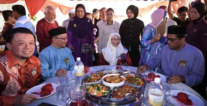 RAMAH MESRA: Wan Azizah ketika hadir pada majlis sambutan Aidilfitri Harmoni 2018 di Taman Melawati dekat Kuala Lumpur, semalam. — Gambar Bernama