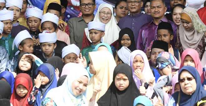KENANGAN: Wan Azizah (tengah) bergambar bersama anak-anak yatim pada Majlis Jamuan Tertutup Eksklusif Sambutan Aidilfitri Bersama 2,000 Anak Yatim Asnaf di Stadium Mini Setawangsa, semalam. — Gambar Bernama